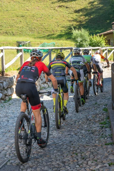 Rovetta Italy July 2022 Cyclists Traveling Challenging Trails Mountain Bikes — Foto de Stock