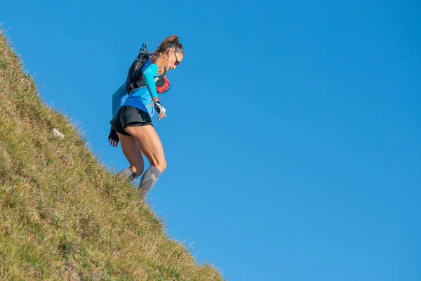 Dívka Běžící Vrcholcích Hor — Stock fotografie