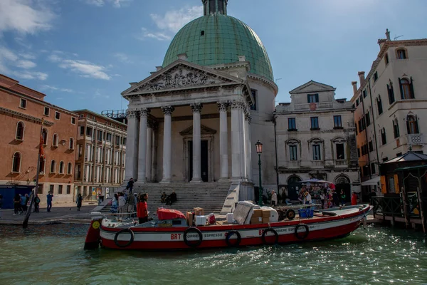 Venice Italy September 2022 Home Delivery Parcel Boat Venice — Stock Photo, Image