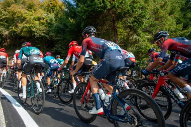 Dossena İtalya 8 Ekim 2022: Giro di Lombardia grubu bisikletçileri Dossena tırmanışına katıldı