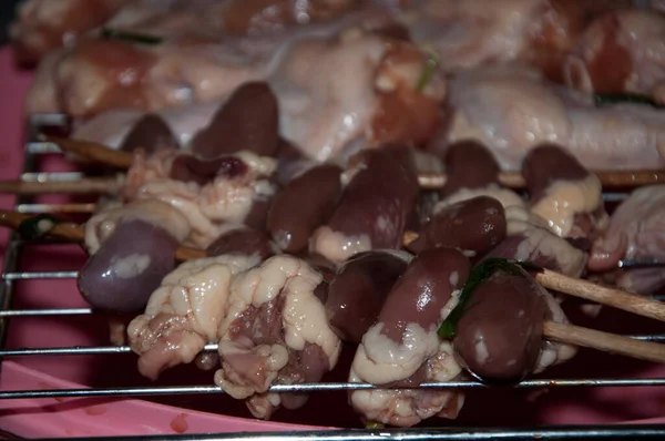 Izgarada tavuk şişi.