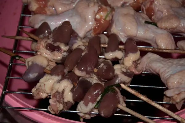 Izgarada tavuk şişi.