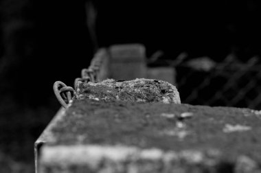 Bir duvarın siyah beyaz fotoğrafı