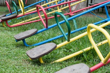 Bulutlu bir günde tahterevallinin fotoğrafı.