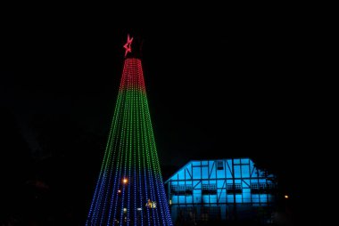 Teknolojik bir Noel ağacının fotoğrafı.