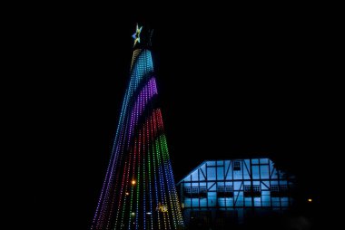 Teknolojik bir Noel ağacının fotoğrafı.