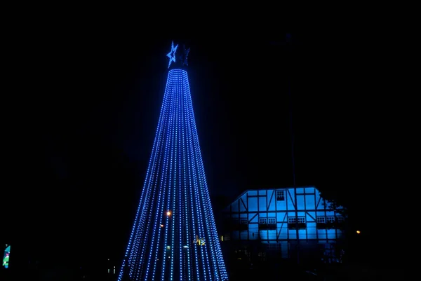 Teknolojik bir Noel ağacının fotoğrafı.