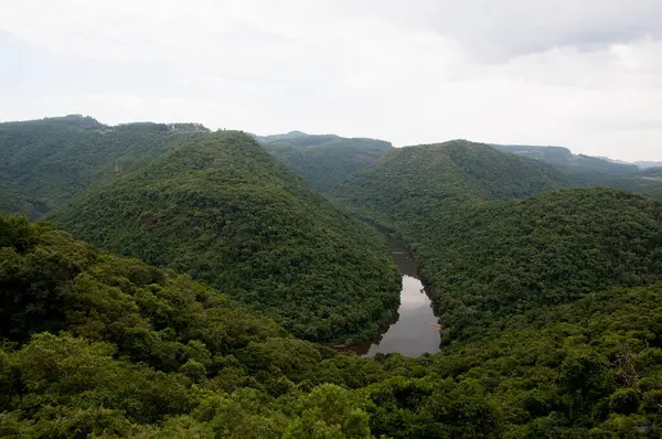 Dağda çekilen bir nehrin fotoğrafı.