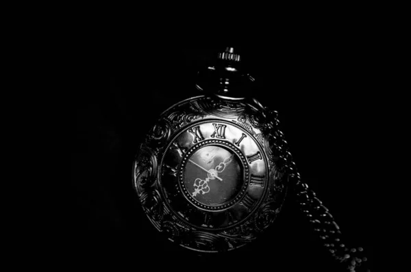 Bir Cep Saatinin Siyah Beyaz Fotoğrafı — Stok fotoğraf