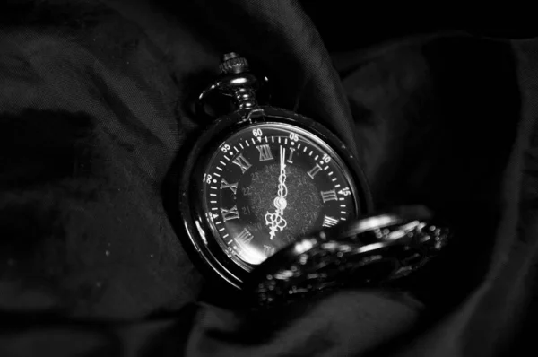 Bir cep saatinin siyah beyaz fotoğrafı