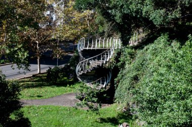 Güneşli bir günde merdiven fotoğrafı.