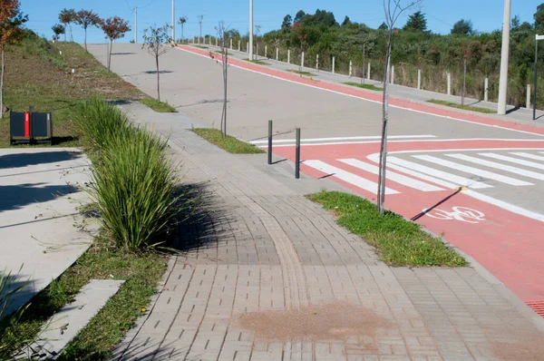 Parkın kaldırımının fotoğrafı.