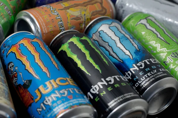 Enerji dolu canavar konservelerinin fotoğrafı.