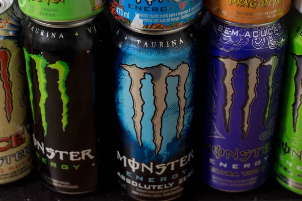 Enerji dolu canavar konservelerinin fotoğrafı.