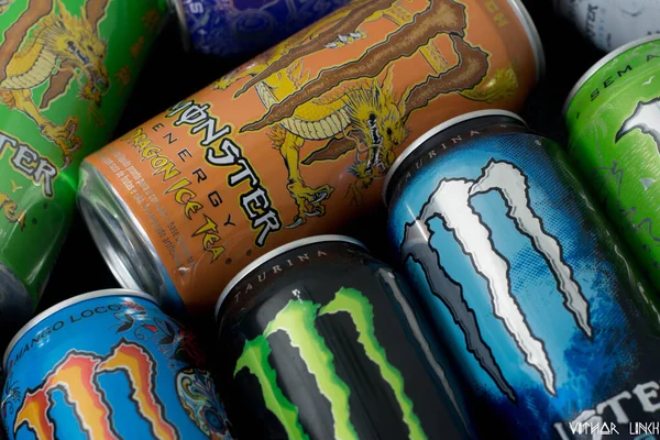 Enerji dolu canavar konservelerinin fotoğrafı.