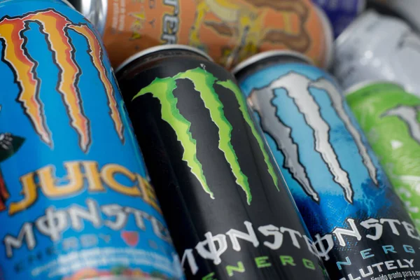 Enerji dolu canavar konservelerinin fotoğrafı.