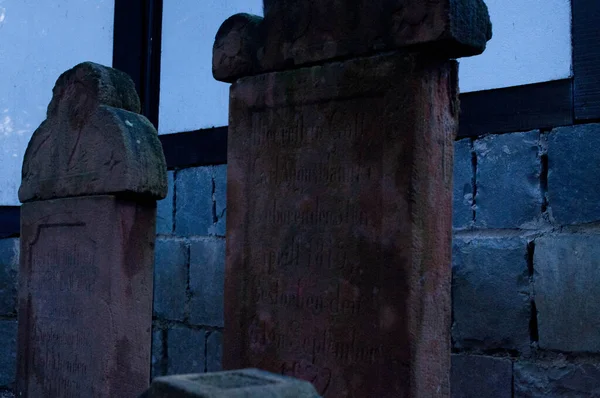 Mezarlıktaki bir mezar taşının fotoğrafı.