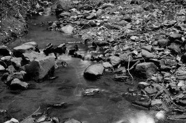 Uzun pozlu siyah beyaz bir akarsuyun fotoğrafı.