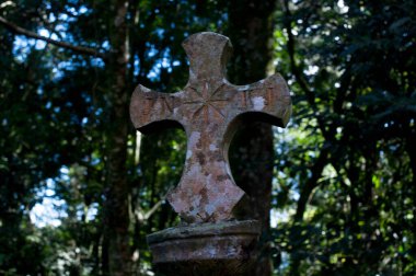 Photograph of a cross in a cemetery