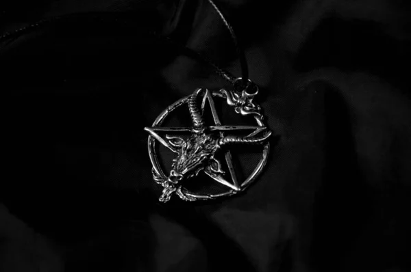 Uğursuz bir kolyenin fotoğrafı.