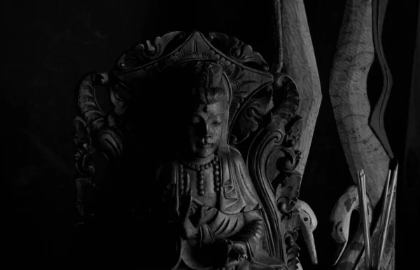 Bir heykelin siyah beyaz fotoğrafı 