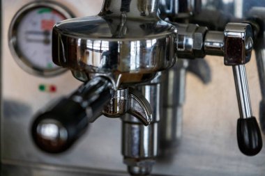 Espresso makinesine ve el kurcalayıcıya yakın çekim