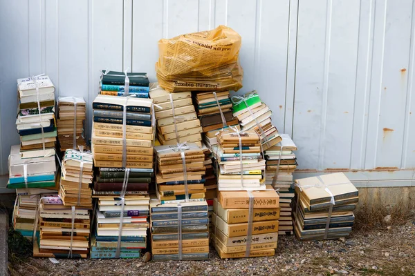 Stos starych książek pakowanych do recyklingu przez drogi — Zdjęcie stockowe