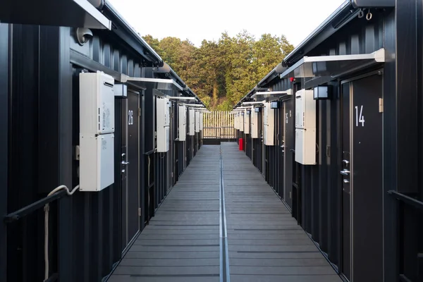 Nakliye konteynır otelinde boş dış koridor