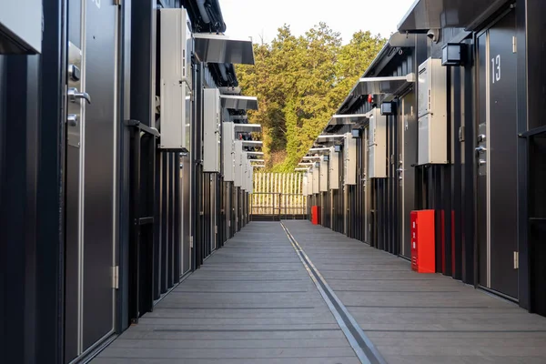 Nakliye konteynırlarından yapılan otelin koridorundaki dış kapılar.