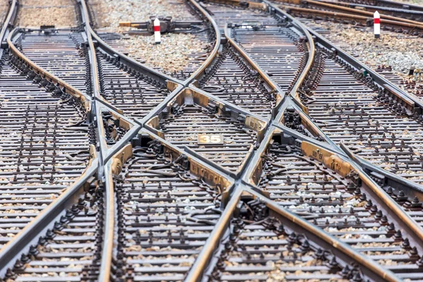 Tracks crisscross bij treinkruising close-up — Stockfoto