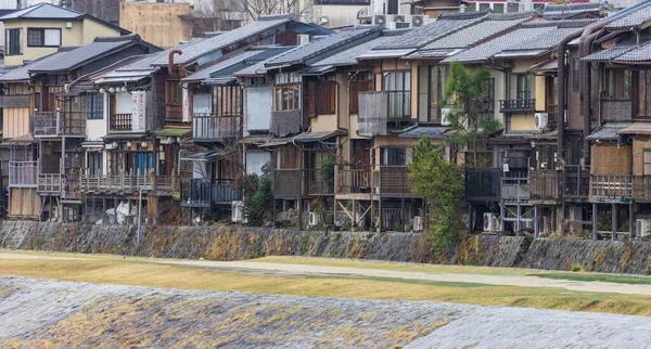 Rad av tätt packade historiska japanska träbyggnader — Stockfoto