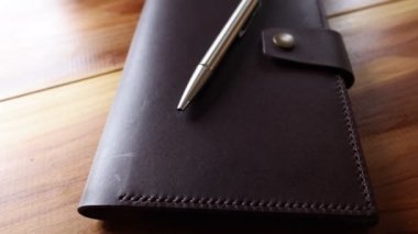 Kahverengi deri günlükte metal tükenmez kalem