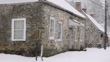 Tarihi Huguenot Caddesi 'ndeki eski taş binaların önünde kar yağışı