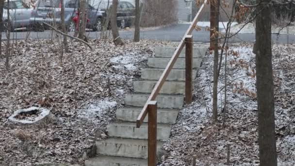 Χιόνι πέφτει αργά σε υπαίθρια σκαλοπάτια μπροστά αυλή — Αρχείο Βίντεο
