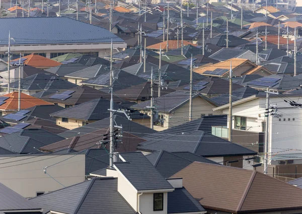Overhead vy över hus tak och elstolpar i förorten landskap — Stockfoto