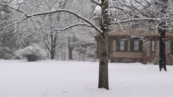 Langsam fällt Schnee auf der historischen Hugenottenstraße in New Paltz, New York — Stockvideo