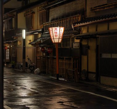 Tarihi bölgede gece Japon feneri ışıkları ıslak caddede