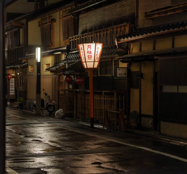 Japanska lyktan lyser våt gata på natten i historiska stadsdelen — Stockfoto
