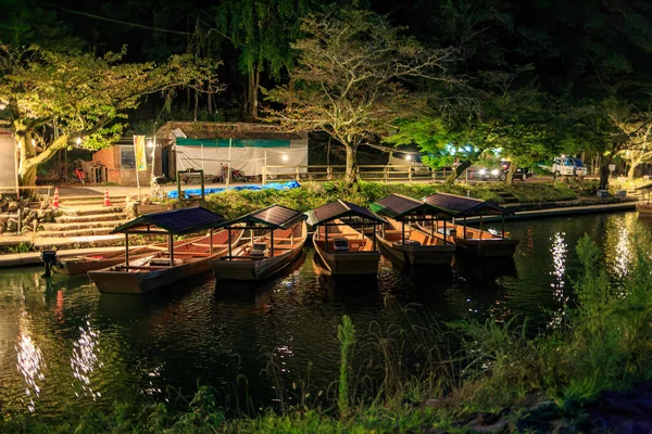 Bateaux d'excursion fluviale assis au ralenti le long de la rivière à Kyoto la nuit — Photo