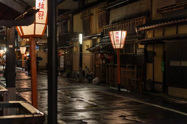 Lanternas japonesas ao longo da estrada tranquila na chuva — Fotografia de Stock