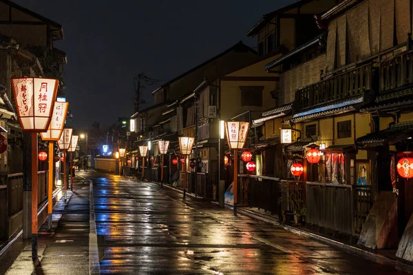 Japońskie latarnie światło puste ulica w zabytkowej dzielnicy Gion po deszczu — Zdjęcie stockowe