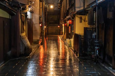 Kyotos 'un tarihi Gion bölgesinde yağmurdan sonra boş bir sokak.