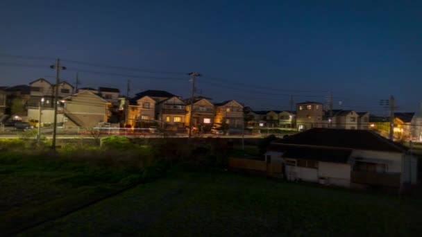 Panorámica timelapse de coches de cremallera por zona residencial suburbana por la tarde temprano — Vídeos de Stock