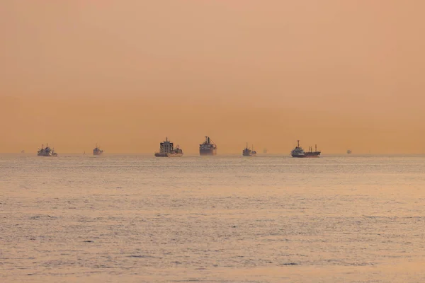 Горизонт грузовых судов в красной дымке и смоге — стоковое фото