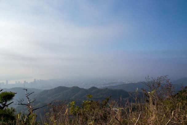 Nuvole che si muovono sulla città alla base di montagne timelapse — Video Stock