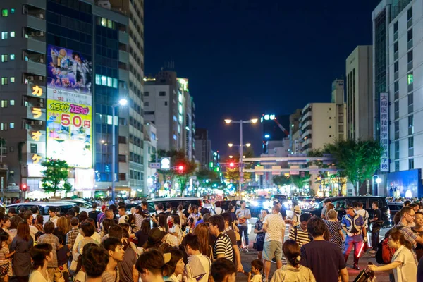 Osaka, Japón - 25 de julio de 2015: Multitud de personas caminan por el distrito central de negocios después del festival de verano — Foto de Stock