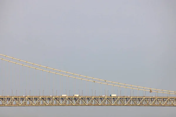 Auto e camion sul ponte sospeso da distanza — Foto Stock