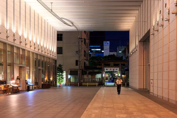 Osaka, Japan - 25 вересня 2015: Офіцер служби безпеки на патрулі у великому офісному в'їзді вночі — стокове фото