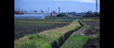 Kırsal kesimdeki tarlalar ve seralar üzerinde gün doğumu