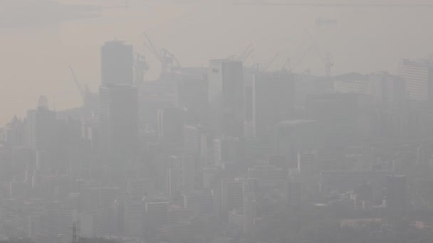Tung smog täcker centrum stadssiluett — Stockvideo